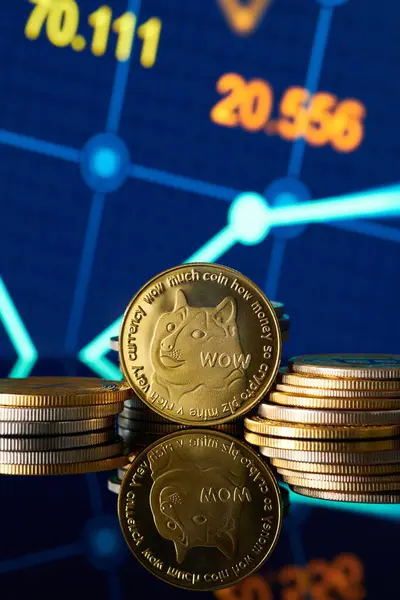 Yığılmış Dogecoin kripto para birimlerinin canlı bir ticaret şemasını yansıtan, piyasa hareketlerini ve değerlerini vurgulayan yakın plan görüntüsü. Atmosfer aktif bir finansal ortamı gösteriyor..