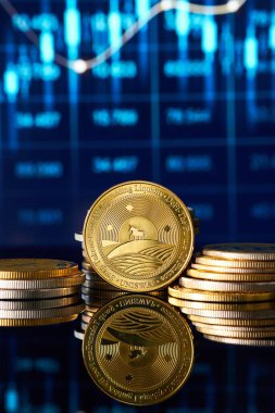 Altın Uniswap kripto para yığınları pürüzsüz bir yüzeye yansıtılırken, arka planda piyasa eğilimlerini gösteren canlı bir dijital ticaret grafiği teknolojiden anlayan bir finansal ortamı vurguluyor..