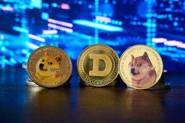 Üç Dogecoin sembolü, bir şehir siluetinin parlak ışıklarıyla aydınlatılan yansıtıcı bir yüzeyde duruyor. Kripto para biriminin artan popülerliğini vurguluyor..