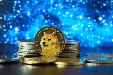 Dogecoin sikkeleri, dijital para birimi eğilimini sembolize eden parıldayan mavi arka plana karşı Shiba Inu 'nun ikonik tasarımını vurgulayan ahşap bir masanın üzerinde duruyor..