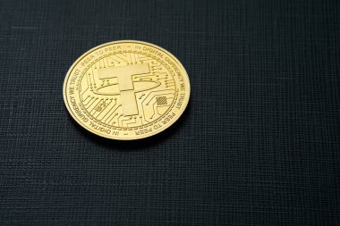 Siyah desenli arkaplanda izole edilmiş şifreli para birimi ve kopyalama alanı