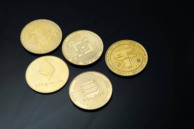 Farklı kripto para birimleri, Bitcoin ve Ethereum gibi popüler dijital para birimlerini gösteren koyu dokulu bir arka planda dairesel bir düzende düzenlenmiştir..