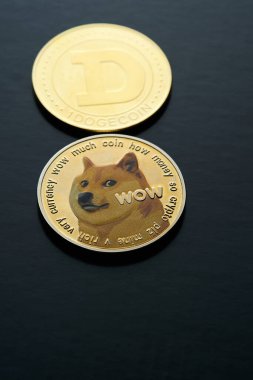 Siyah desenli arka planda izole edilmiş iki Dogecoin Kripto Birimi