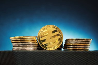 Dijital para ve yatırım olanakları kavramını temsil eden, yumuşak mavi bir zemin üzerine yığılmış parlak Litecoin sikkeleri koleksiyonu..