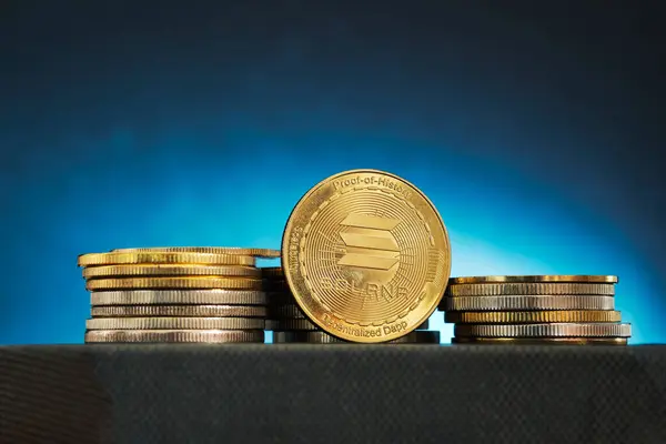 Dijital para ve yatırım olanakları kavramını temsil eden, yumuşak mavi arka planlı, parlak Solana sikkelerinden oluşan bir koleksiyon..