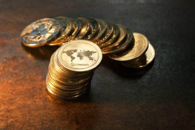 Karanlık bir yüzeye istiflenmiş Litecoin kripto para birimlerinin bir koleksiyonu, parlak ve ayrıntılı tasarımlarını sıcak bir ışık altında sergiliyor, dijital para birimi eğilimini vurguluyor.