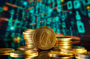 Eos kripto para birimini temsil eden parlak altın paralar, dijital finansmanı sembolize eden ikili kodların bulanık, yüksek teknolojili dijital arka planına karşı gösteriliyor..