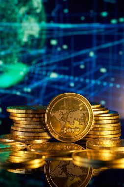 Şifreli para birimini temsil eden parlak altın sikke yığınları büyüleyici bir ekran içinde, parlayan dijital veri kalıplarının arka planına karşı düzenlenir.