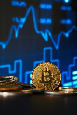 Bitcoin paraları dijital piyasa analiz çizelgesinin önüne istiflenmiştir, yükselen eğilimleri göstermektedir, bugün kripto para yatırımlarına olan artan ilgiyi göstermektedir..