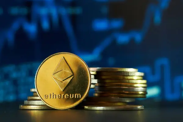 Ethereum sikkeleri piyasa dalgalanmalarını gösteren bir ticaret grafiği ile sergilenir.