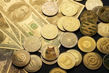 Değişik kripto para birimleri karanlık bir yüzeydeki banknotların arasına dağılmış durumda, geleneksel ve dijital para birimleri arasındaki zıtlığı gösteriyor..