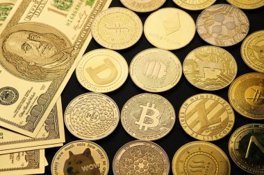 Değişik kripto para birimleri karanlık bir yüzeydeki banknotların arasına dağılmış durumda, geleneksel ve dijital para birimleri arasındaki zıtlığı gösteriyor..