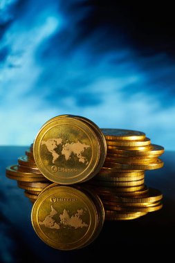 Litekoin kripto para birimi pürüzsüz bir yüzeye yansıdı. Arka plandaki gökyüzü mavi tonlarıyla dramatik bir dokunuş ekliyor.