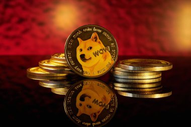 Dogecoin kripto para birimi pürüzsüz bir yüzeye yansıdı. Kırmızı arkaplan rengi dramatik bir dokunuş ekler.