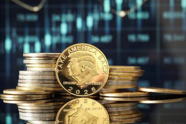 2023 'te değişen piyasa verilerine karşı siyasi motifler içeren önemli bir madeni parayı ön plana çıkaran bir paralar koleksiyonu üst üste oturmaktadır..