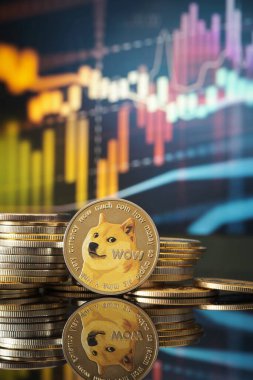 Dijital para birimi sikkeleri önünde tanınmış bir Dogecoin sikkesiyle istiflenir. Yeşilin farklı tonlarında parlak bir hisse tablosu finansal temaya derinlik katar.