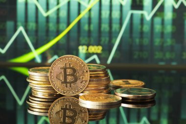 Parlak bitcoin para yığınları yansıtıcı bir yüzey üzerinde zarifçe düzenlenirken, grafiksel grafikler arka planda kripto para eğilimleri gösterir.