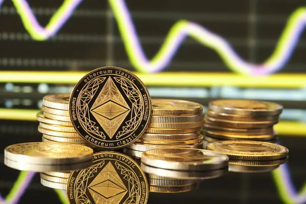 Parlak ethereum para yığınları yansıtıcı bir yüzey üzerinde zarif bir şekilde düzenlenirken, grafikler arka planda kripto para eğilimleri gösteriyor