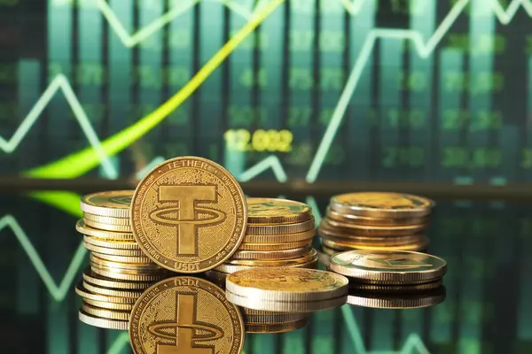 Parlak para yığınları yansıtıcı bir yüzey üzerinde zarif bir şekilde düzenlenirken, grafikler arka planda kripto para eğilimleri gösteriyor.