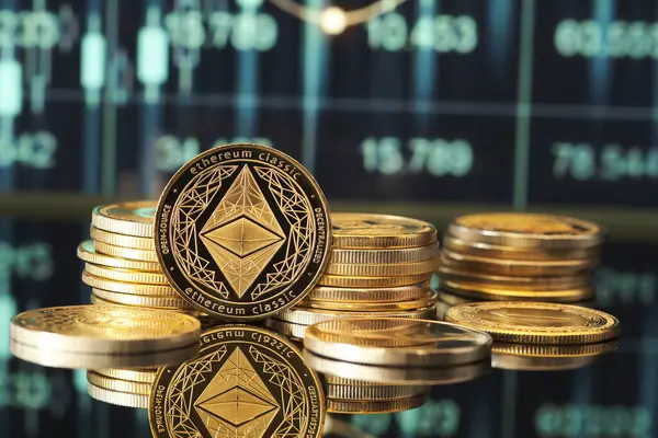 Parlak ethereum para yığınları yansıtıcı bir yüzey üzerinde zarif bir şekilde düzenlenirken, grafikler arka planda kripto para eğilimleri gösteriyor