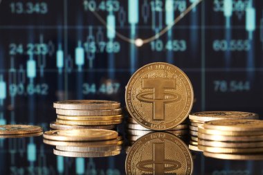 Altın bağlar, pazar eğilimlerini ve kripto para dalgalanmalarını temsil eden yeşil ve mavi finansal grafikler önünde modern bir ortamda sergilenir.