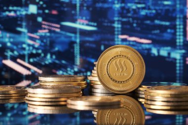 Altın Steem sikkeleri, modern bir ortamda piyasa eğilimlerini ve kripto para birimi dalgalanmalarını temsil eden yeşil ve mavi finansal grafikler önünde sergilenmektedir..