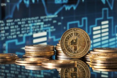 Altın Uniswap sikkeleri, pazar eğilimlerini ve kripto para dalgalanmalarını temsil eden yeşil ve mavi finansal grafikler önünde modern bir ortamda sergilenmektedir..