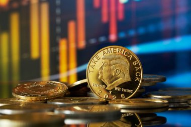 Kripto Para Birimini Koz. Yazılı altın sikkeler yansıtıcı bir yüzeye istiflenirken, renkli finansal grafikler arka planda eğilimleri göstererek yatırım temaları ortaya koyuyor.