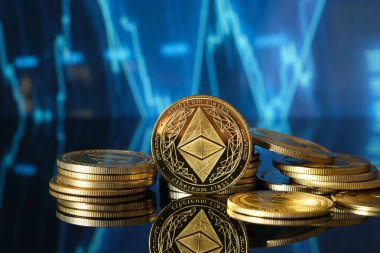 Parlak ethereum para yığınları yansıtıcı bir yüzey üzerinde zarif bir şekilde düzenlenirken, grafikler arka planda kripto para eğilimleri gösteriyor