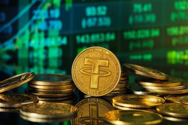 Parlak para yığınları yansıtıcı bir yüzey üzerinde zarif bir şekilde düzenlenirken, grafikler arka planda kripto para eğilimleri gösteriyor.