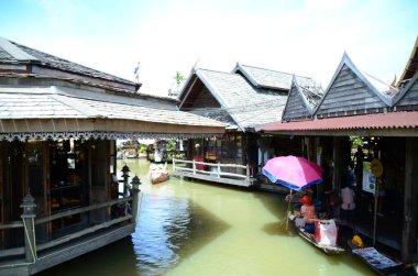 Tayland 'da yüzen pazar