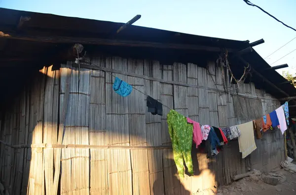 Şehirdeki eski ahşap ev.