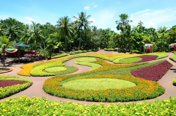 Bahçeler ve çiçekler parkta.