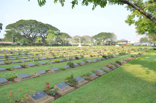 Tayland Eyaleti 'nin kuzeyindeki Dünya Savaşı Anıtı' ndaki anıt mezarlığı..