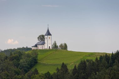 Jamnik, Slovenya. Jamnik Kilisesi, Kranj yakınlarındaki Kamnik-Savinja Alpleri 'nde 15. yüzyıldan kalma büyüleyici bir kilisedir..