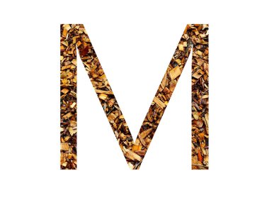 Kahverengi ahşap öğütücüden yapılmış alfabenin M harfi, beyaz arka planda izole edilmiş.