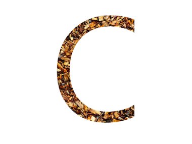 Kahverengi ahşap öğütücüden yapılan alfabenin C harfi, beyaz arka planda izole edilmiş.