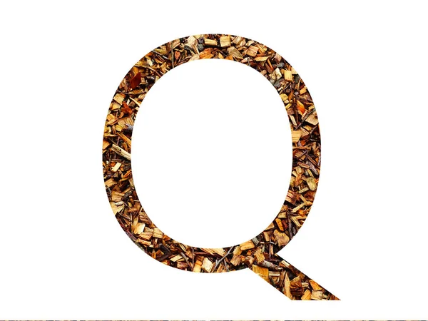 字母Q 用褐色碎木片制成 用白色背景隔开 — 图库照片