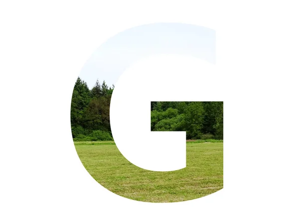 字母G由草地 森林和蓝天构成的风景构成的字母G 以白色背景隔开 — 图库照片