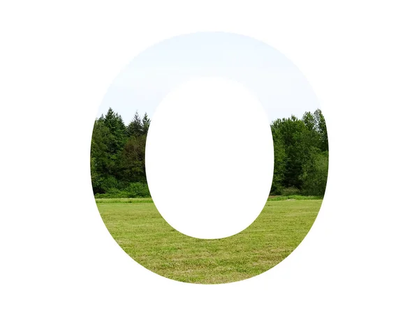 字母O的字母 由草地 森林和蓝天构成 以白色背景隔开 — 图库照片