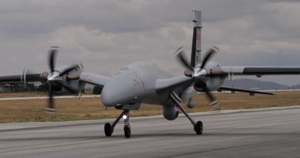 コンヤ トルコ2022年6月29日現代の先進的な軍用ドローンUcavの課税 高度な電子サポートと対策システムを搭載したトルコ空軍のBaykar Bayraktar Akinciドローン — ストック動画