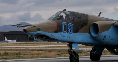 Konya Türkiye, 29 Haziran 2022 soğuk savaş döneminden kalma bir Rus bombardıman uçağının kokpitinde askeri pilot. Azerbaycan Hava Kuvvetleri 'nden Sukhoi Su-25 Frogfoot.