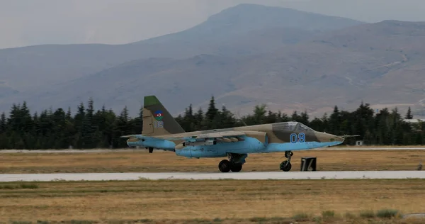 Konya Turkey June 2022年6月29日地面攻击轰炸战斗机 在纳戈尔诺 卡拉巴赫战争中在机场跑道上使用 为新闻标题复制空间 Sukhoi 25阿塞拜疆空军的Frogfoot — 图库照片