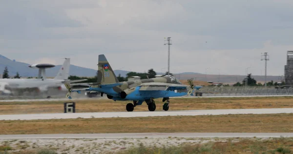 Konya Turkey June 2022年6月29日轰炸机完全伪装在其降落的军用机场的背景下 复制空间 Sukhoi 25阿塞拜疆空军的Frogfoot — 图库照片