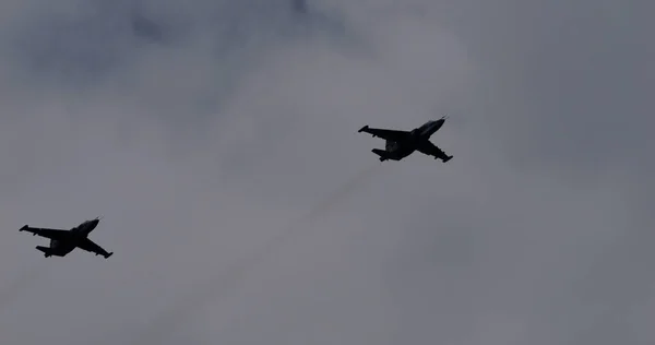 Konya Türkiye Haziran 2022 Bulutlu Gökyüzünde Uçan Iki Savaş Uçağının — Stok fotoğraf