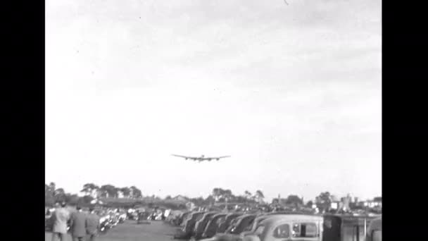 英国法恩堡航展 Farnborough Airshow 大约1950年 1940年代和1950年代的英国兰开斯特轰炸机 Lancastrian Lancastrian British Passenger Transport — 图库视频影像