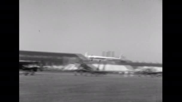 ファーンボロー航空ショー1950年頃英国珍しいヴィンテージビデオで実験飛行翼航空機のプロトタイプの土地 アームストロング ホワイトワースA 1940年代の翼機の試作機 — ストック動画