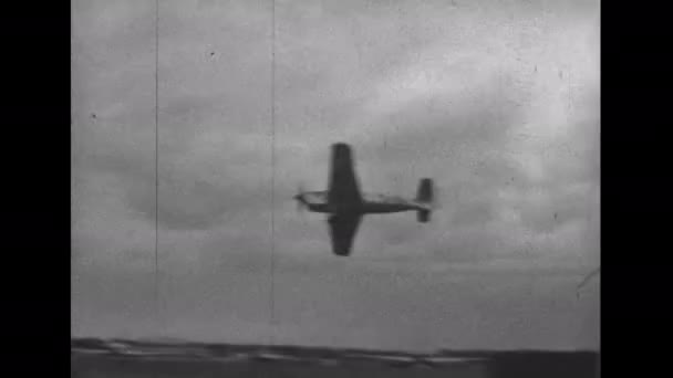 法恩堡英国航展 Farnborough Airshow 大约1950年 1940年末英国皇家空军雅典娜701 Avro 701 先进教练机 雅典娜是英国皇家空军的全金属低翼单翼飞机 罕见的历史性航空录像 — 图库视频影像