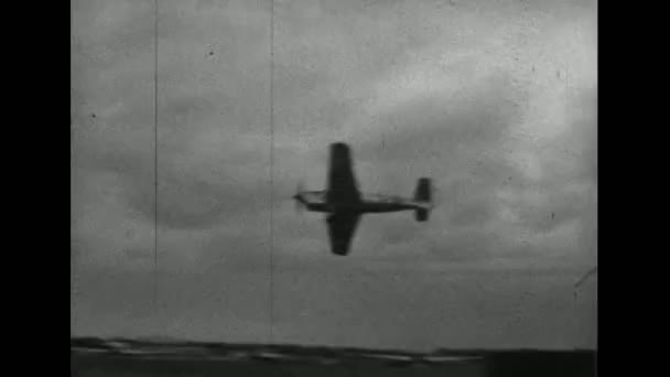 法恩堡英国航展 Farnborough Airshow 大约1950年 1940年代后期英国皇家空军的雅典娜701先进教练机 Avro 701 Athena涡轮螺旋桨发动机是英国皇家空军的一架全金属低翼单翼飞机 — 图库视频影像