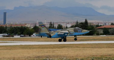 Konya Türkiye JUNE, 29 Haziran 2022 Savaş uçağı. Kopyalama alanı olan yan görünüm. Azerbaycan Hava Kuvvetleri 'nden Sukhoi Su-25 Frogfoot